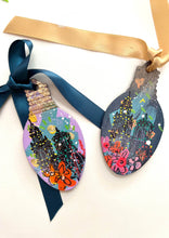 Load image into Gallery viewer, Plaza Light Bulb Ornament
