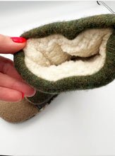 Load image into Gallery viewer, Oatmeal Colored Sunflower Mittens
